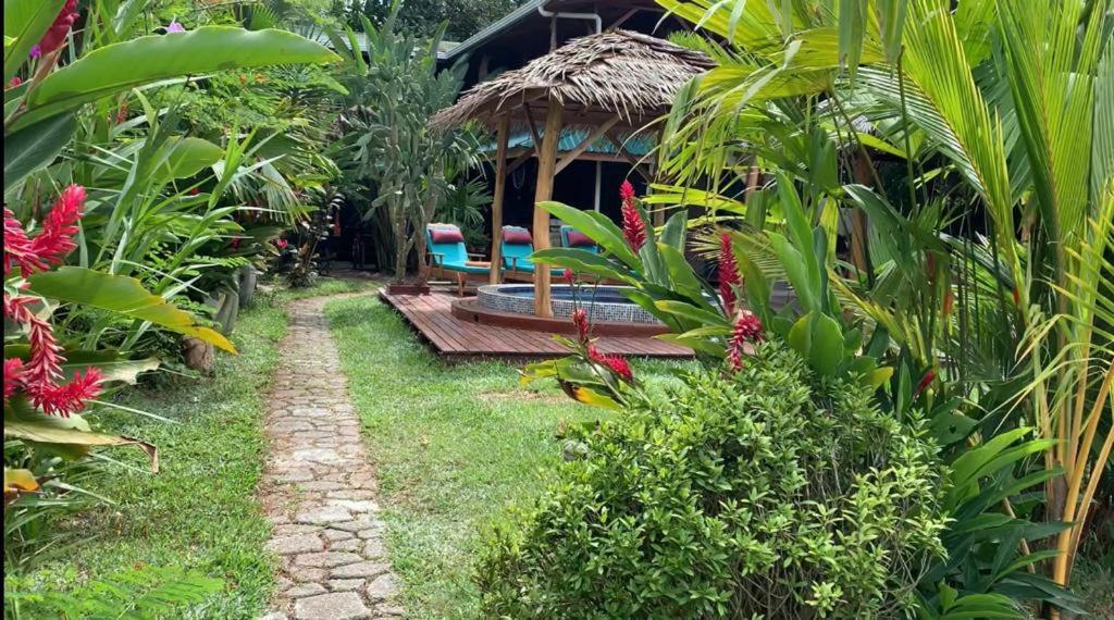 Casa Mambo Bed & Breakfast Cahuita Exterior photo