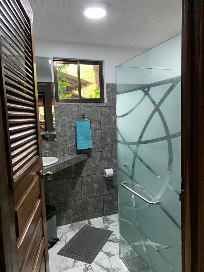Casa Mambo Bed & Breakfast Cahuita Exterior photo